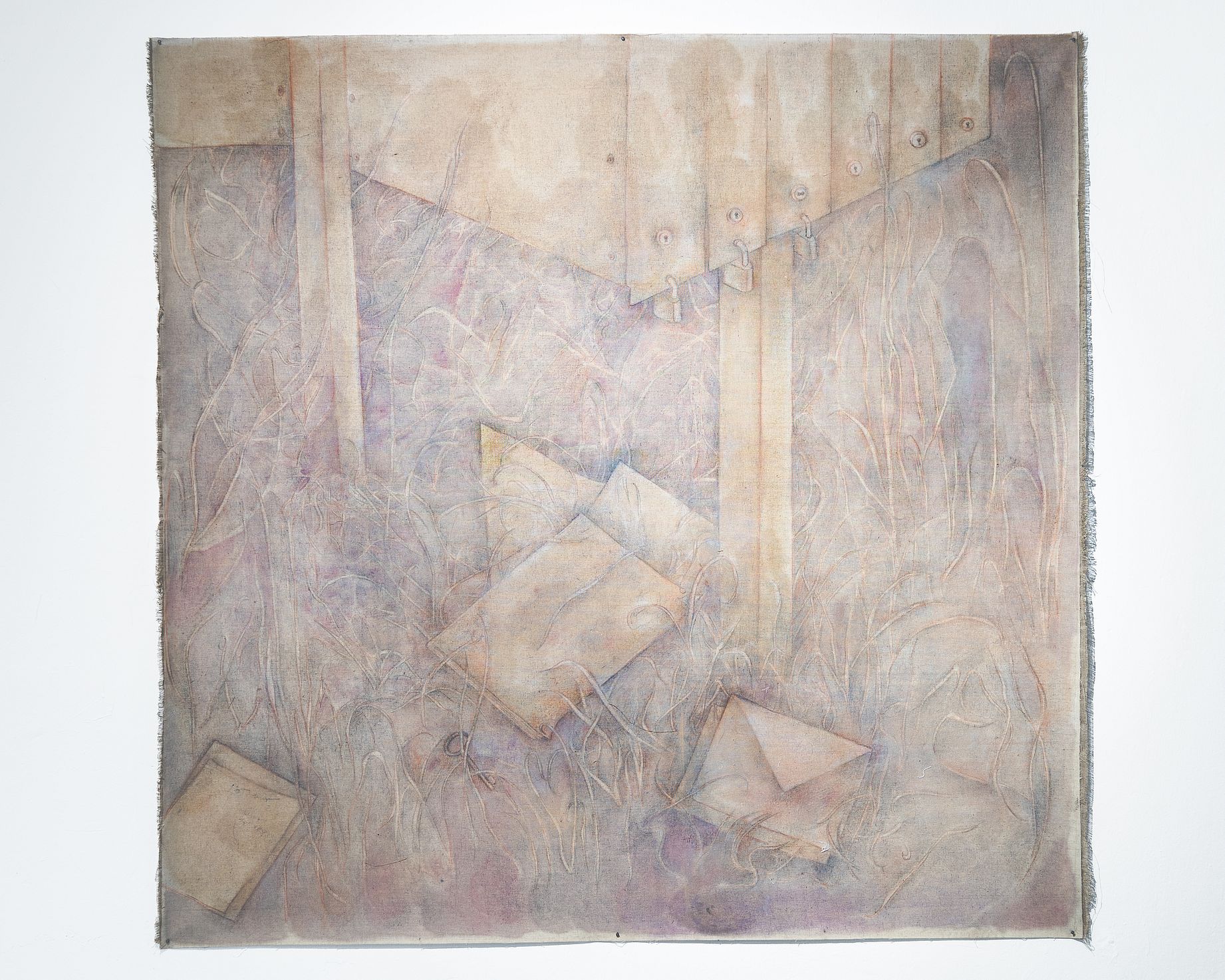 Obraz przedstawia abstrakcyjną kompozycję o stonowanej kolorystyce, łączącą elementy geometryczne, takie jak drewniana konstrukcja z metalowymi detalami, z organicznym, teksturowanym tłem, na którym widoczne są porozrzucane, złożone kawałki papieru przypominające koperty.