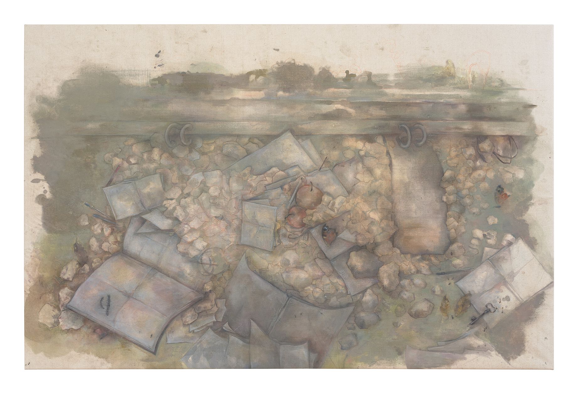 Obraz przedstawia kompozycję artystyczną wykonaną na tkaninie, ukazującą porozrzucane otwarte książki, strony papieru i kamienie wkomponowane w delikatne, różowe tło z zarysami roślin. 