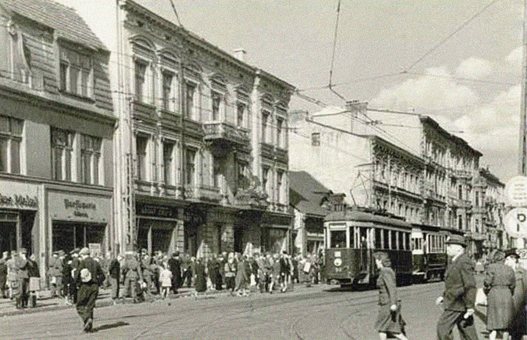 Czarno białe zdjecie ul. Piotrkowskiej, tłum ludzi, jedzie tramwaj