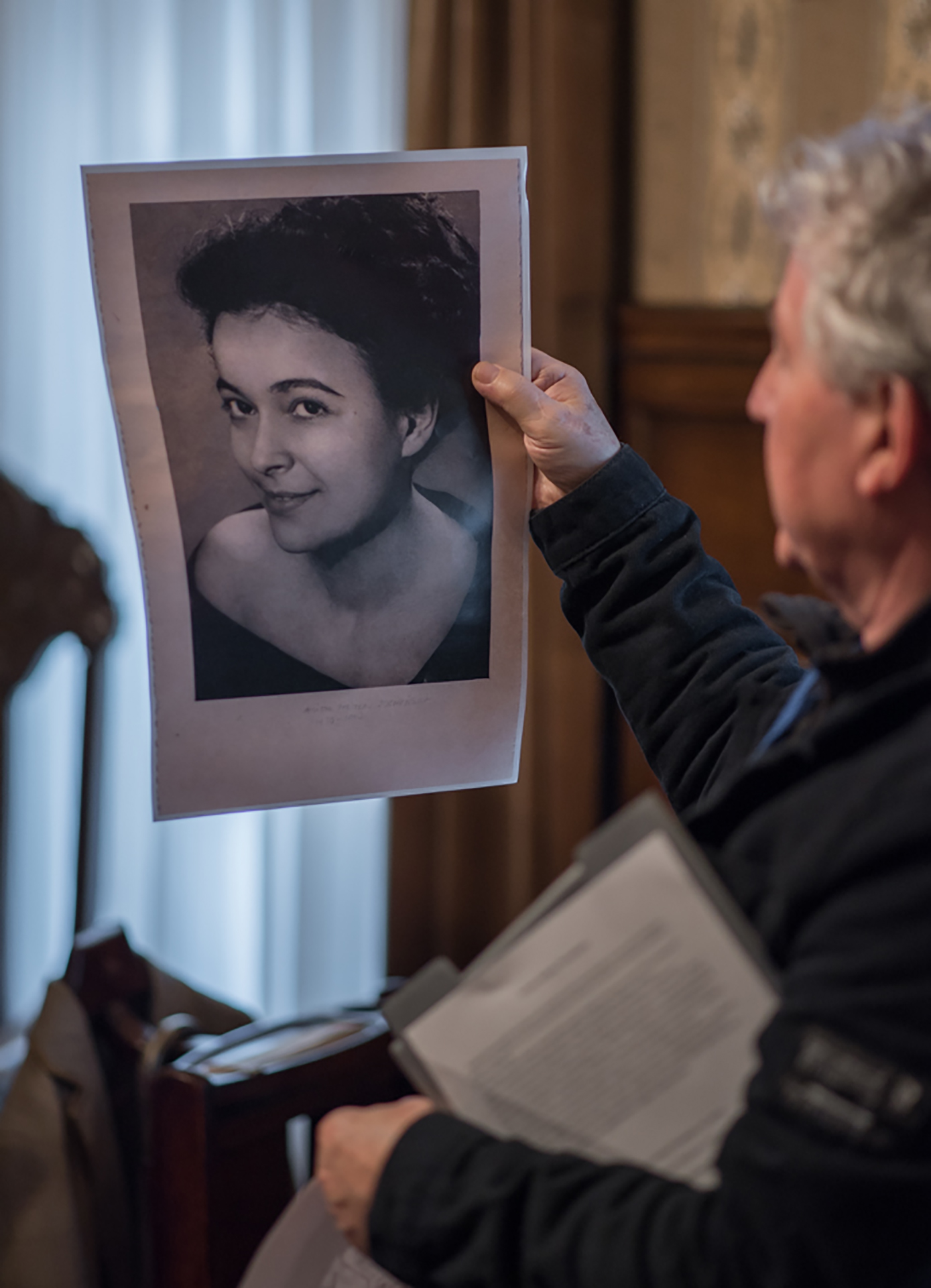 Mężczyzna trzyma archiwalne zdjęcie kobiety