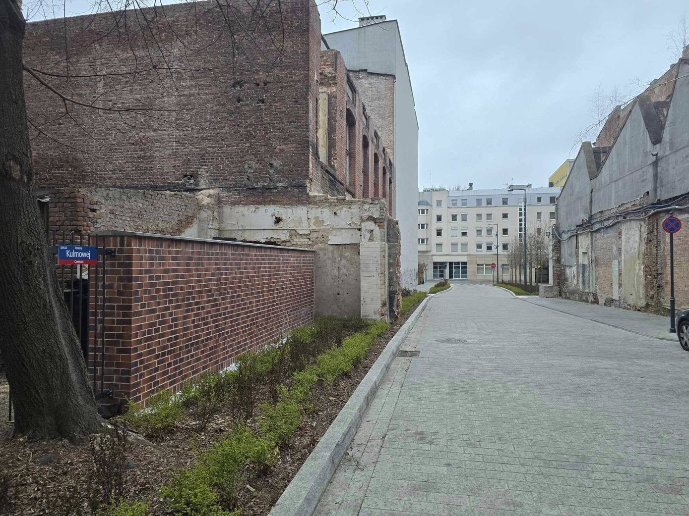 pasaż w centrum miasta, z boku ceglane budynki fabryczne