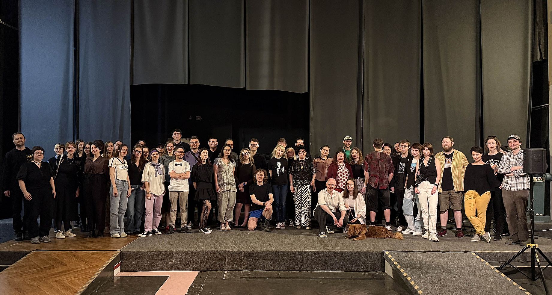 Zdjęcie grupowe w dużej sali, może teatralnej