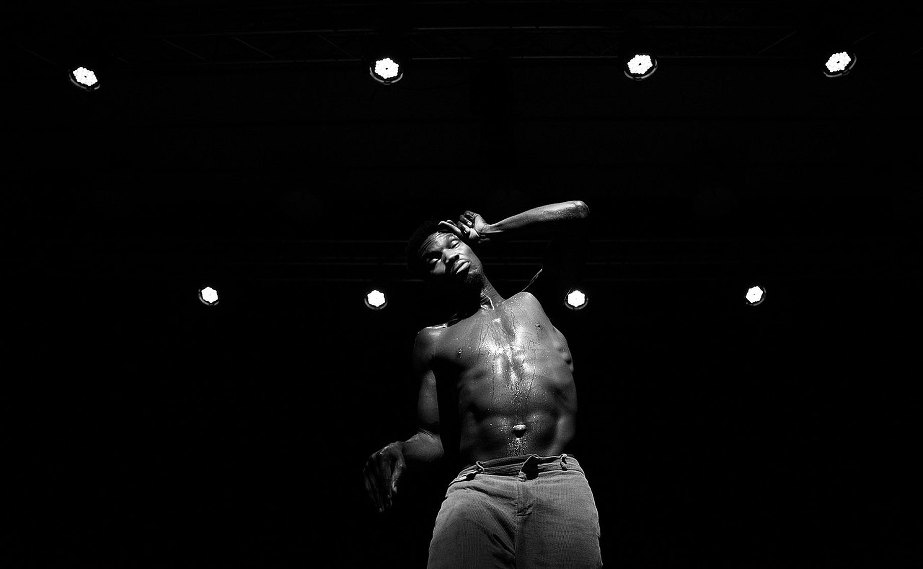 ciemnoskóry mężczyzna bez koszuli na scenie teatru