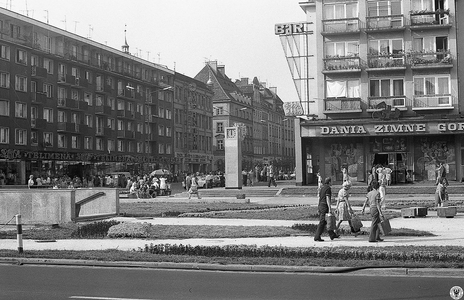 czarno białe zdjęcie ulicy Świdnickiej we Wrocławiu, pop prawej budynek z napisem dania zimne, dania gorące