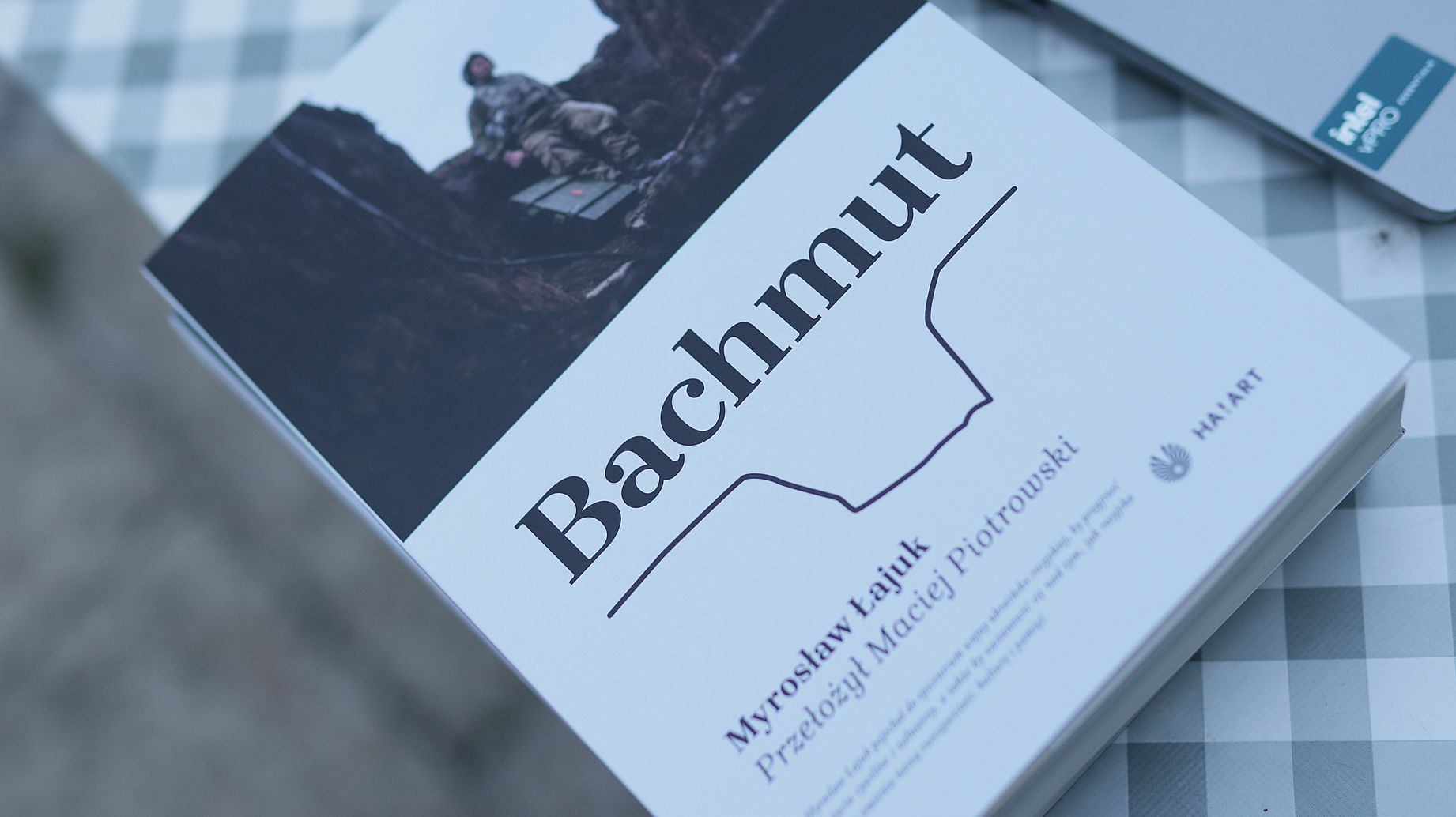 Ksiażka Bachmut leżąca na stole