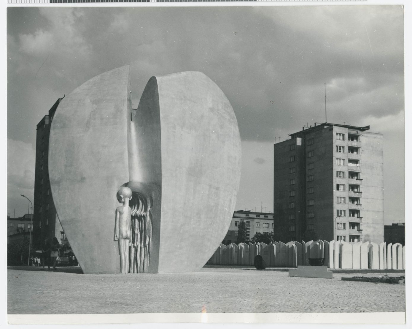 pomnik, pęknięte serce, do środka wchodzą dzieci, w tele bloki