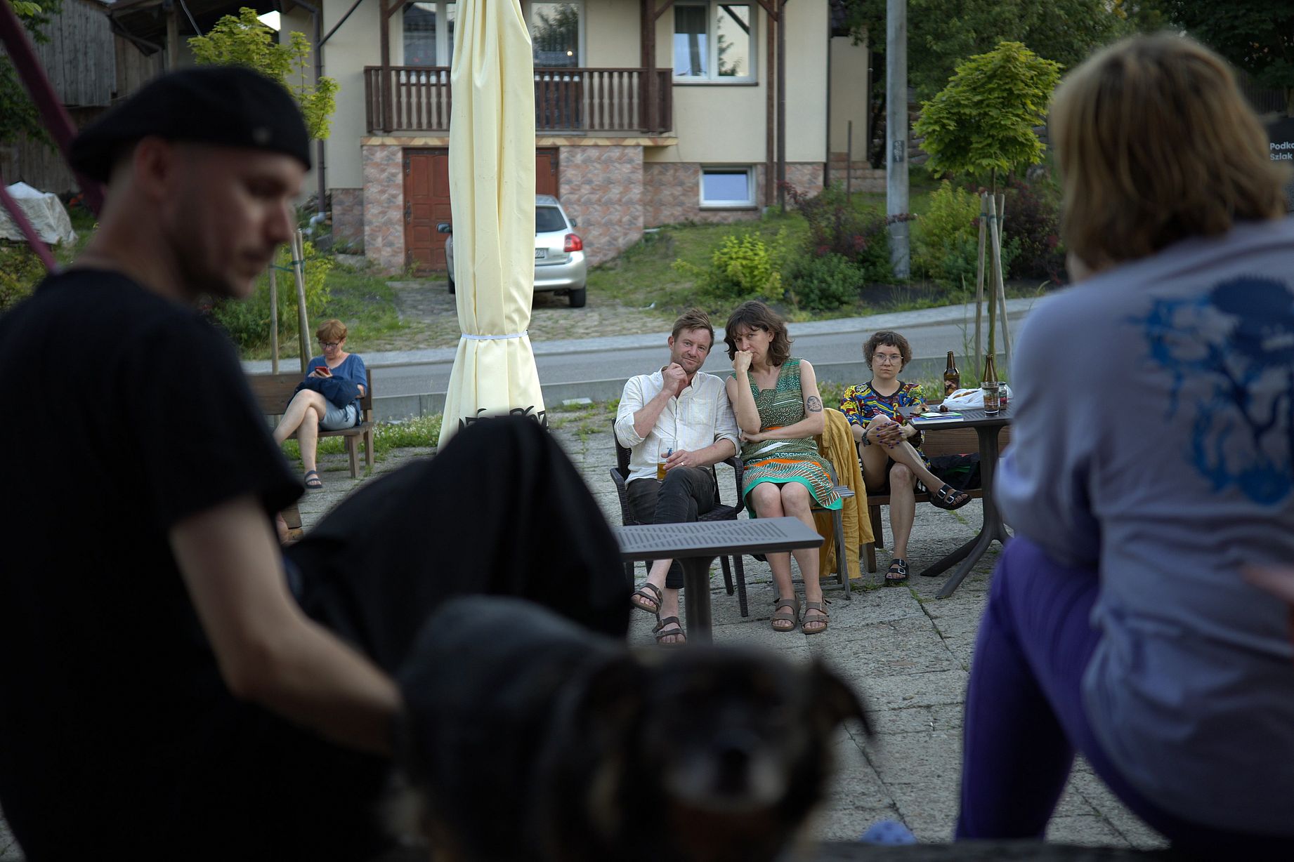 publicznoć na spotkaniu literackim w knajpie w małym miasteczku, w środku para
