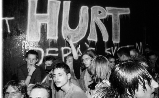 [1] Scena z miasta. Wrocław niezależny lat 90. Koncert Hurtu w klubie Amsterdam, 1994, fot. Rafał Witczak