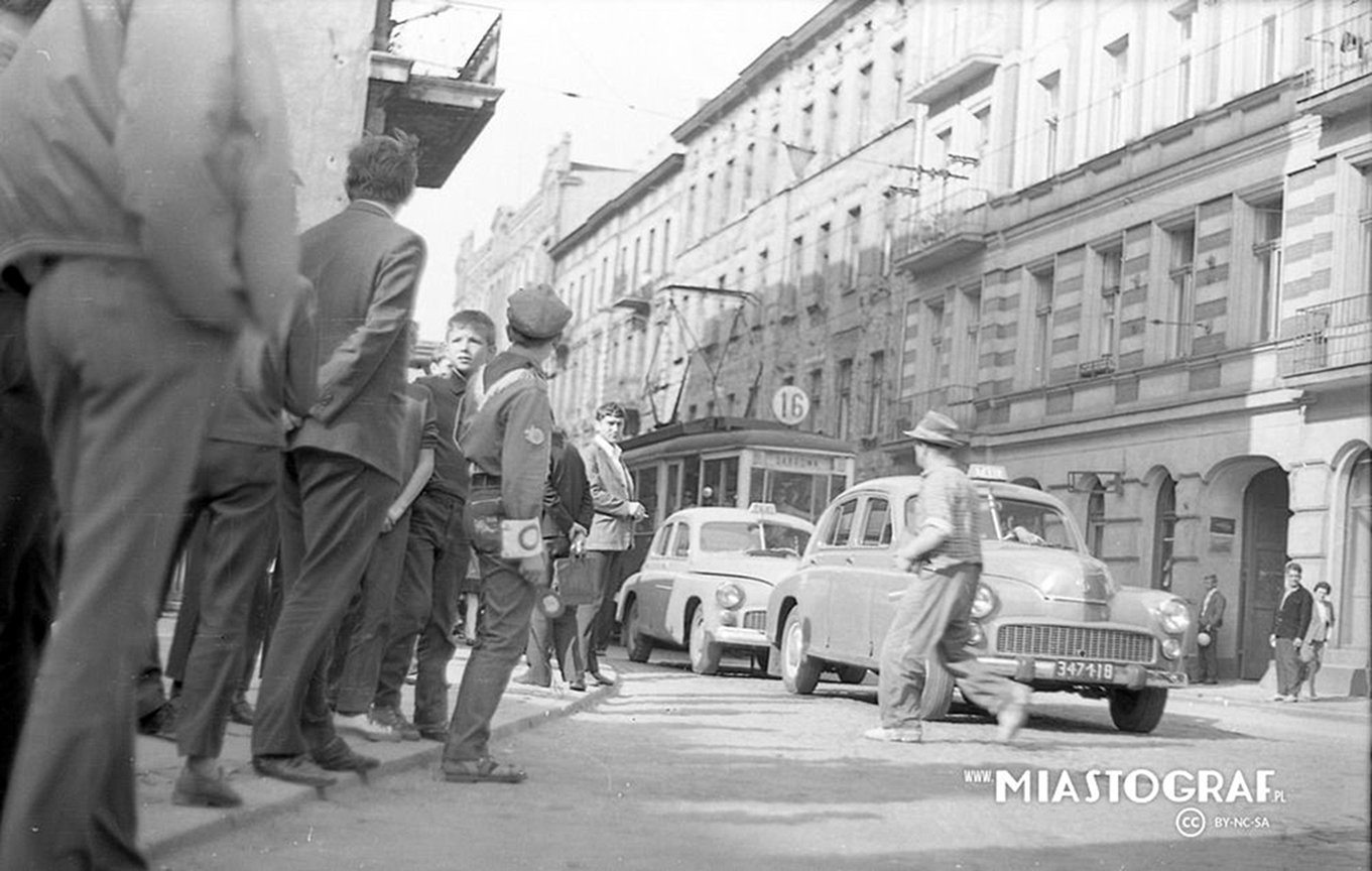 Fot v5.Krzysztof Sieron Patrol Mlodziezowej Sluzby Ruchu wraz z opiekunem pelni dyzur na rogu ulic Kilinskiego i Narutowicza. Lata 70..jpg