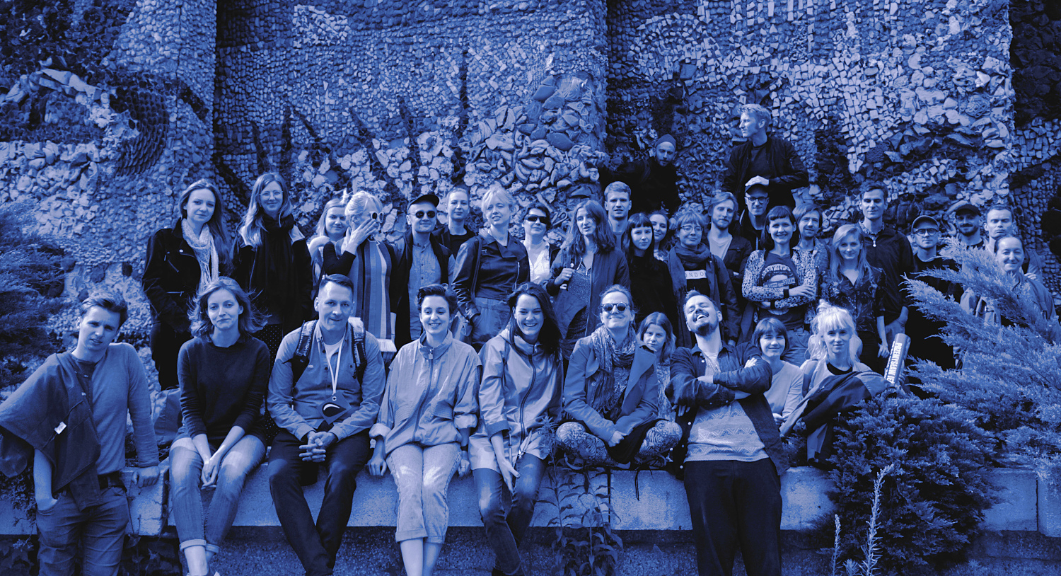 zdjęcie grupowe artystów i kuratorów