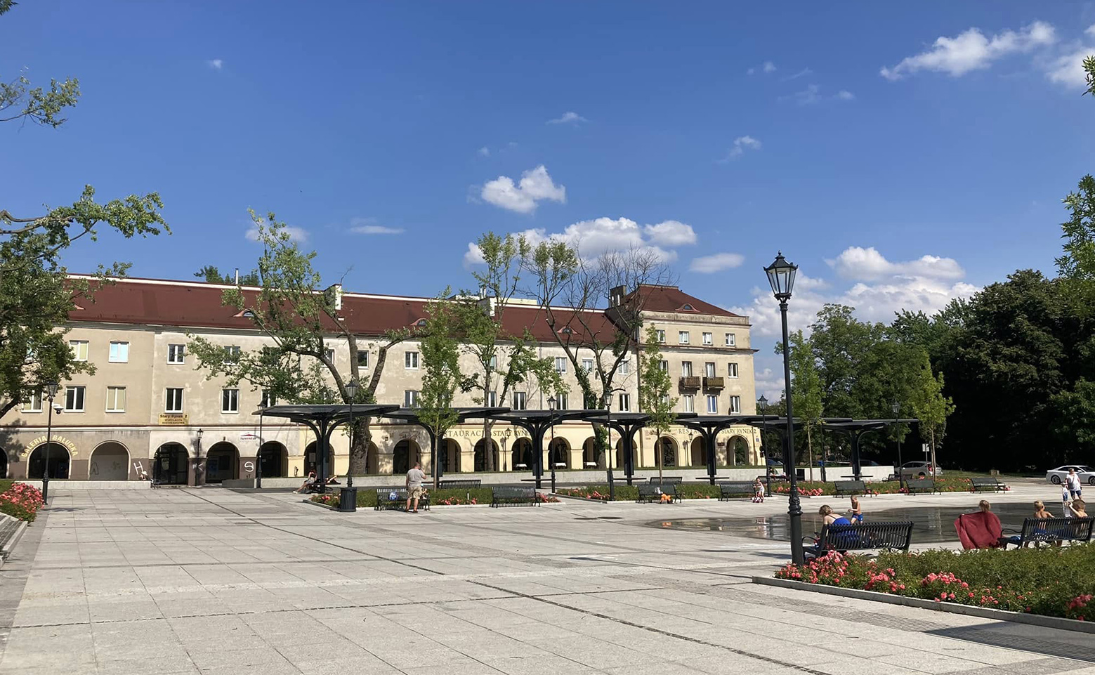 rynek po rewitalizacji, z dużą ilością betonu, drzewami które usychają