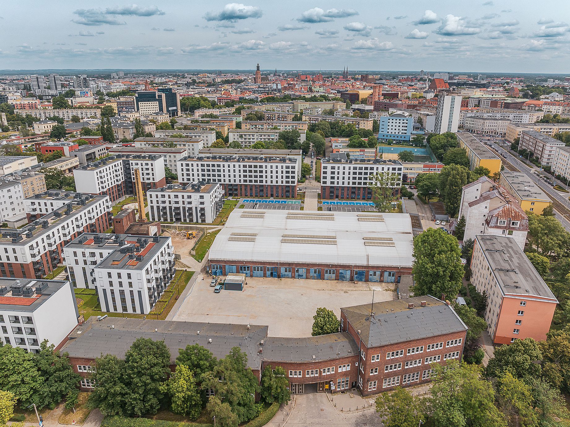 zdjęcie z lotu ptaka nowej siedziby BWA, dookoła bloki