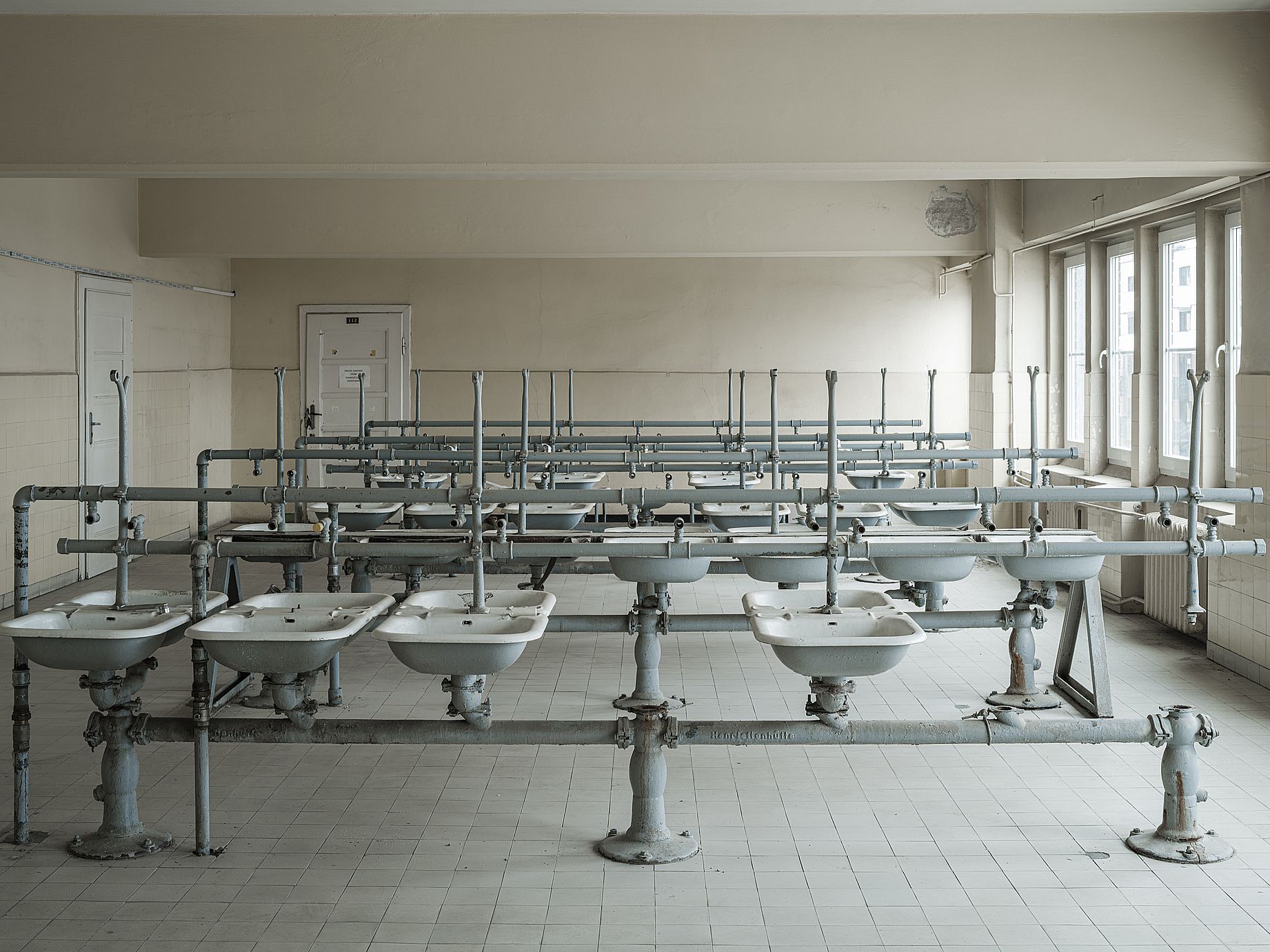 Wnętrza przyszłej siedziby BWA Wrocław, dawna sala z umywalkami